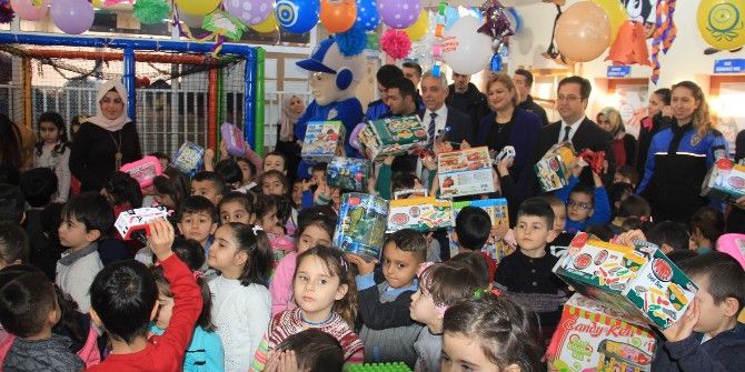 Vali Toprak’tan 150 Çocuğa Oyuncak
