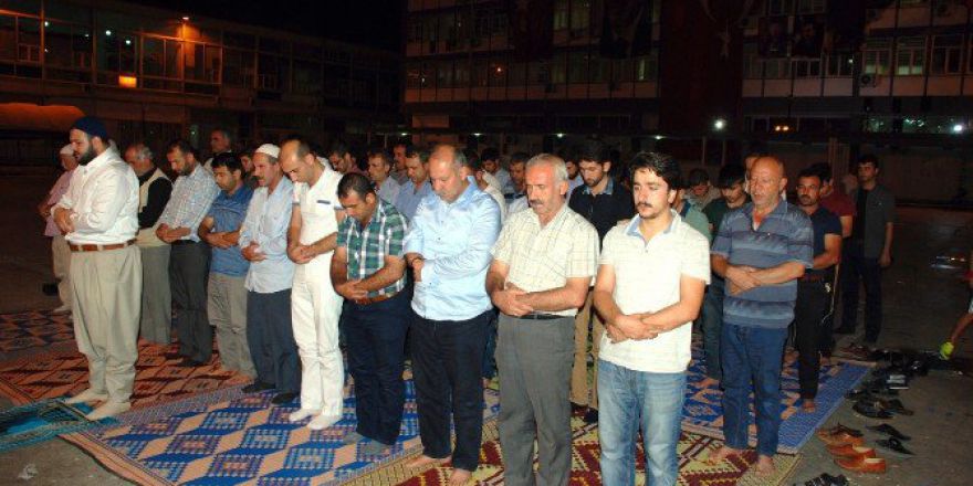 Vali Erin Ve Demokrasi Nöbeti Tutan Vatandaşlar Sabah Namazını Meydanda Kıldı