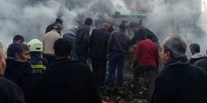 Vezirköprü’de Bir Ev Yanarak Kül Oldu