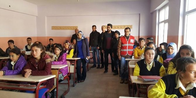 Kızılay’dan Öğrencilere Yardım