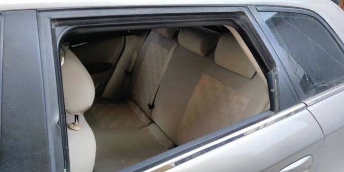 Bursa’da Araçların Camlarını Patlattılar