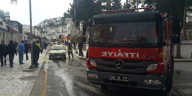 Yanan Otomobili Esnaf Söndürdü