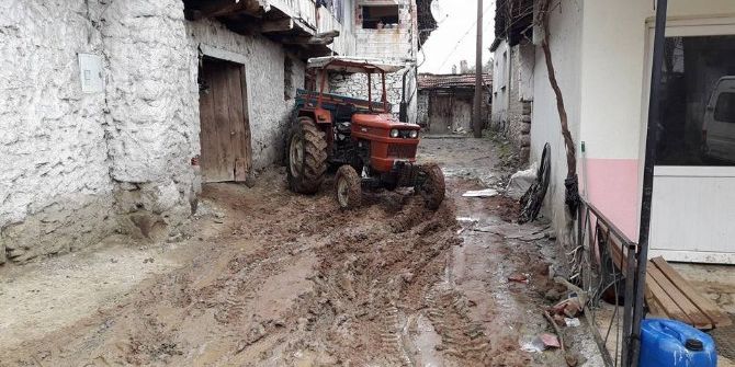 Gördes’te Çamur İçinde Yaşam Mücadelesi
