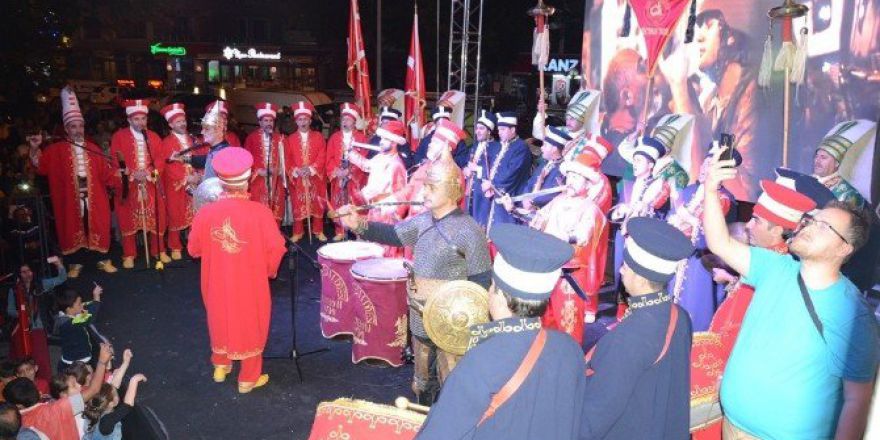 Demokrasi Nöbetine Mehteran Desteği