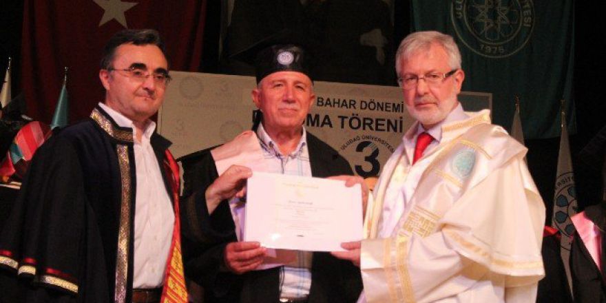 65 Yaşında Üniversiteden Mezun Oldu