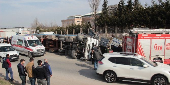 Sancaktepe’de Kontrolden Çıkan Tır Kamyonu Ezdi: 2 Yaralı