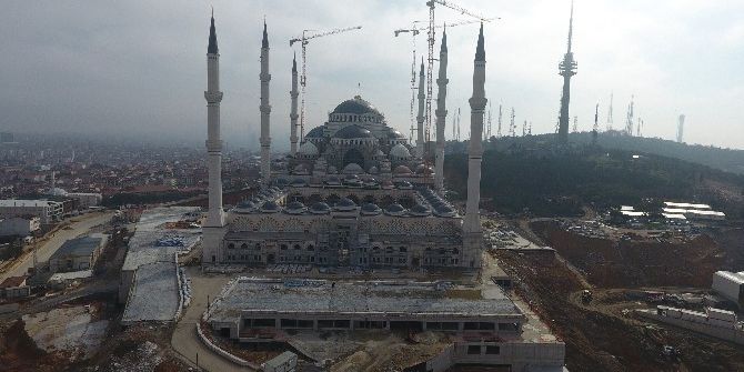Çamlıca Camii Taçlandırıldı