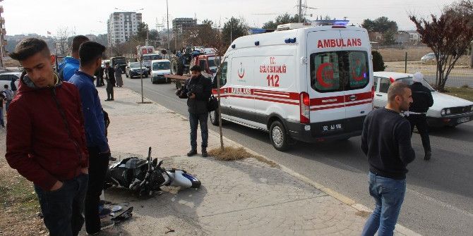 Motosiklet Yayaya Çarptı: 2 Yaralı