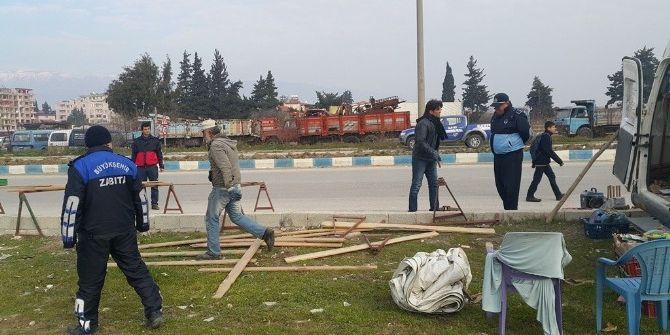 Yol Kenarındaki Seyyar Satıcılar Zabıta Engeline Takıldı