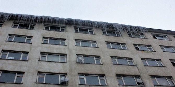 Çatılardan Sarkan Buzlar Tehlike Saçıyor