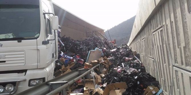 Kaza Yapan Tırın Dorsesi Açılınca Tonlarca Meyve Ve Sebze Yola Saçıldı