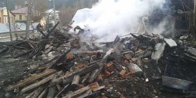 Bolu’nun Mudurnu İlçesinde 2 Katlı Ev Yandı