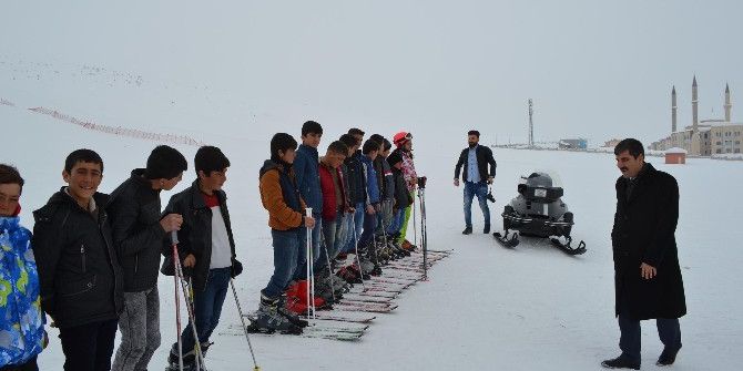 Başkan Asya’dan Çocuklara Kayak Malzemesi Desteği
