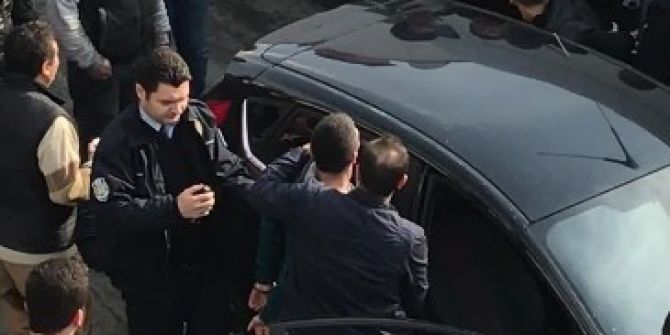 Esnaf Polise Saldıran Uyuşturucu Satıcılarını Linç Etmeye Çalıştı