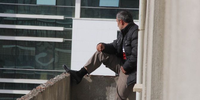 Eşi Boşanma Davası Açmak İsteyince Adliye Önünde İntihara Kalkıştı