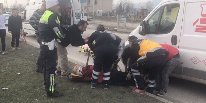 Düzce D-100 Karayolunda 5 Araç Birbirine Girdi 2 Kişi Yaralandı