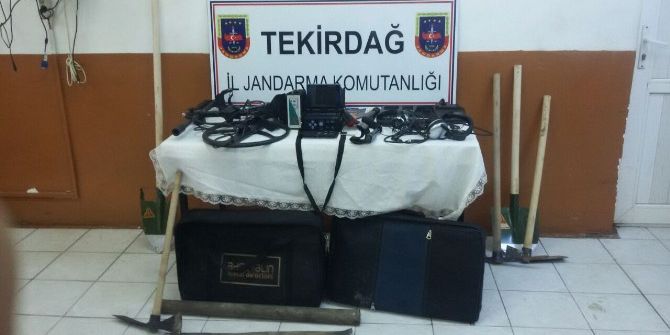 Mezarlıkta Define Ararken Jandarmaya Yakalandılar