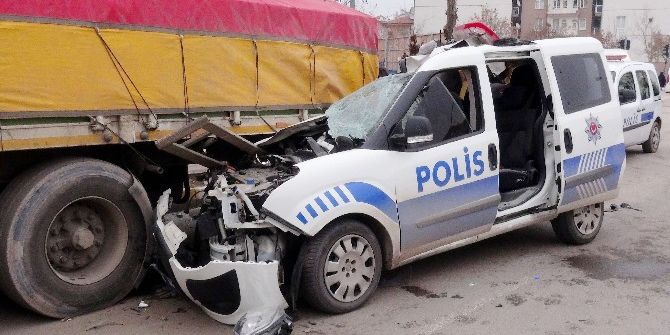 Polis Otosu Park Halindeki Tıra Çarptı: 1 Polis Yaralı