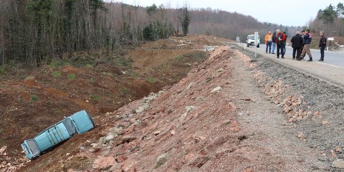 Virajı Alamayan Otomobil Şarampole Uçtu: 3 Yaralı