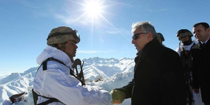 Validen Eksi 35 Derecede Nöbet Tutan Askerlere Ziyaret