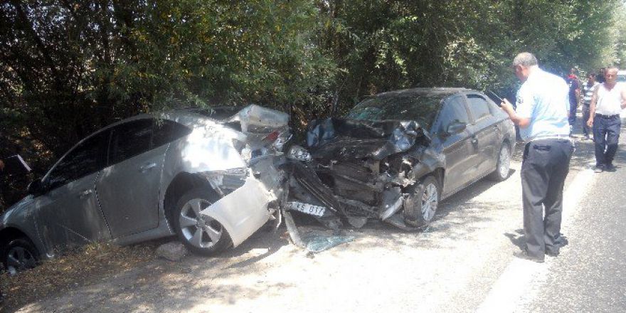 Otomobil Park Halindeki Otomobile Çarptı: 2 Yaralı