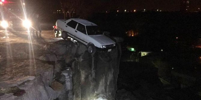 Uçurumda Asılı Kalan Araç Kurtarıldı