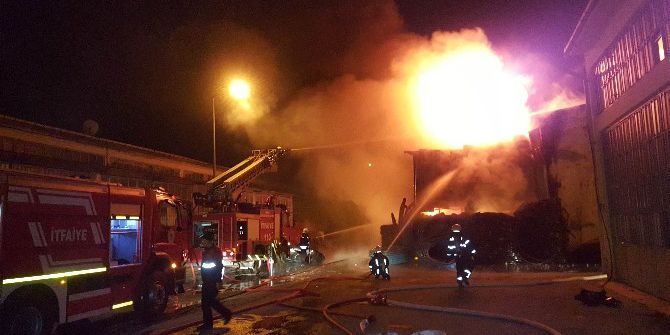 Plastik Boru Fabrikasındaki Yangın Söndürüldü