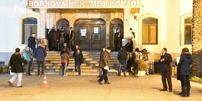 Kimlik Çıkartmak İçin Geceden Sıraya Girdiler