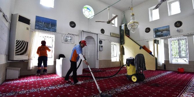 Muratpaşa Belediyesi Camilerin Temizliğini Sürdürüyor