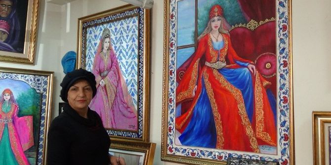 Çiniyi Ebruyla Buluşturdu