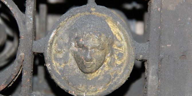 Papaz Ve Birçok Kişi Bu Kapının Peşinde