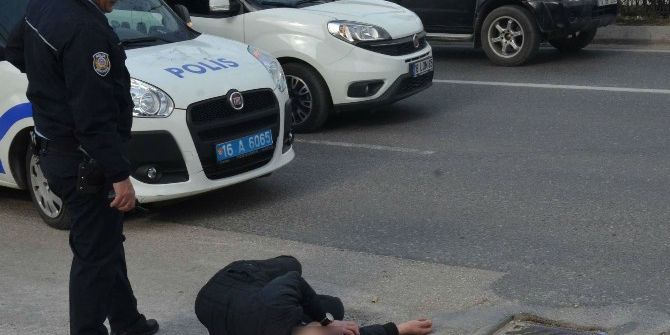 Krize Girip Kara Yolunda Sızdı, Polis Ekiplerini Görünce Ortalığı Birbirine Kattı