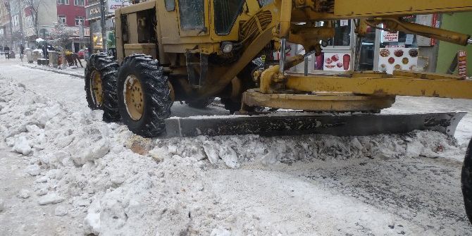 Kars Belediyesi Cadde Ve Kaldırımların Karını Temizledi