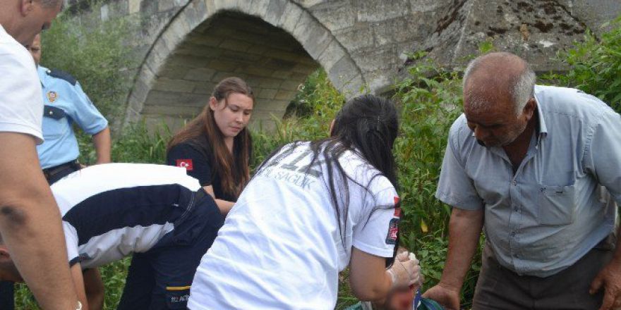 Tarihi Köprüden Düşen Şahıs Kurtarıldı