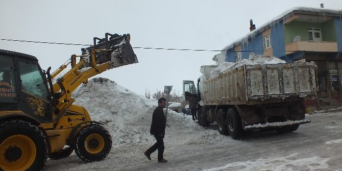 Malazgirt Belediyesinden Kar Temizleme Çalışması