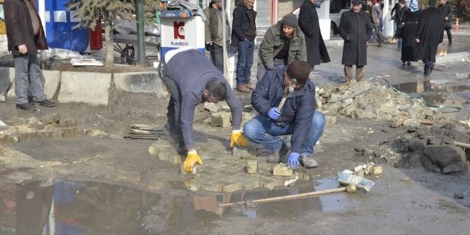 Erciş Belediyesi Kış Şartlarında Bozulan Yollar Onarılıyor