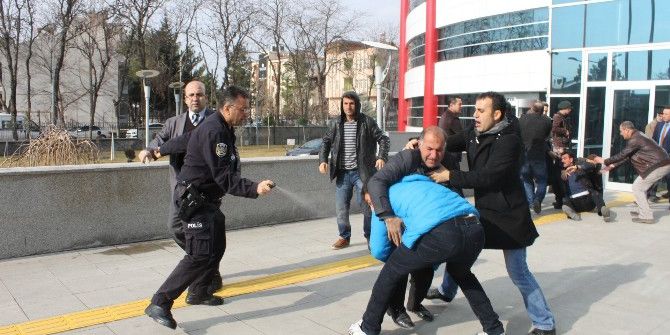 Adliyede Aileler Birbirine Girdi: 6 Yaralı