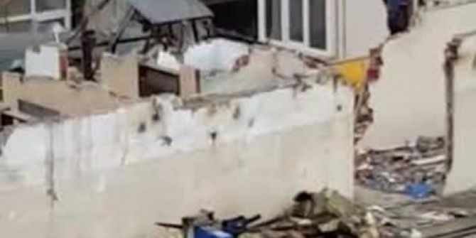 Üzerine Bastığı Beton Blokları Balyozla Kırdı