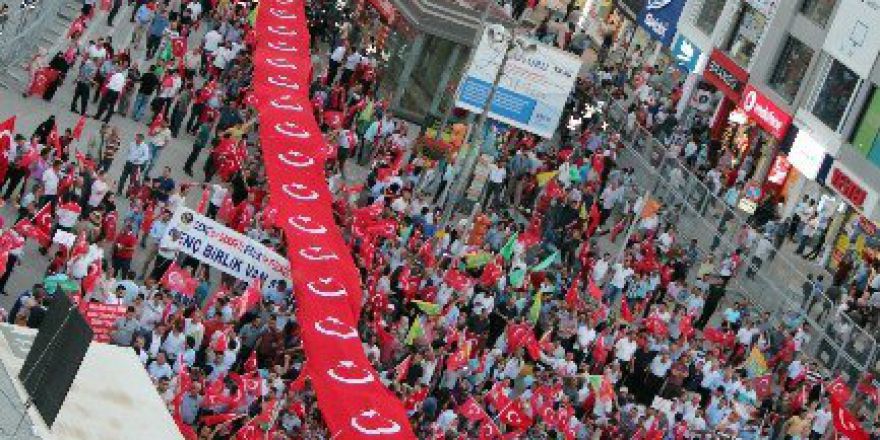 Van’dan Darbecilere Demokrasi Dersi