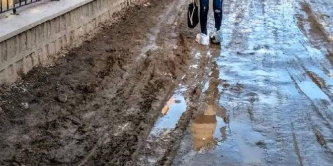 Vatandaşlardan Çamurlu Yola Poşetli Çözüm