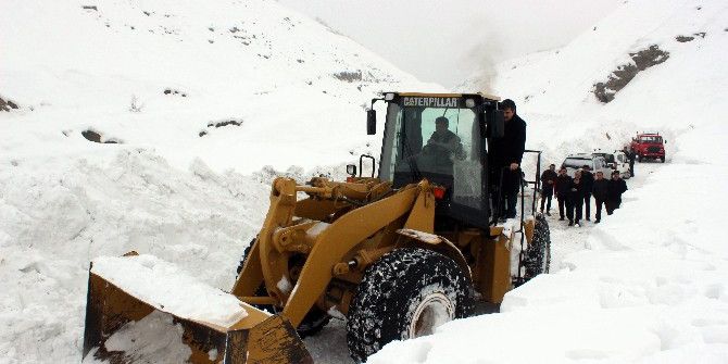 Belediye Ekibinin Zorlu Yürüyüşü