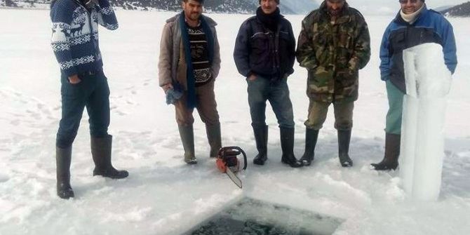 Balıkçılar Donan Goldeki Buzları Motorlu Testereyle Kesip Avlanıyor
