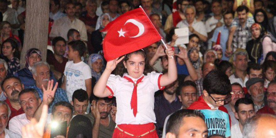 Elazığ’da Demokrasi Nöbeti Devam Ediyor