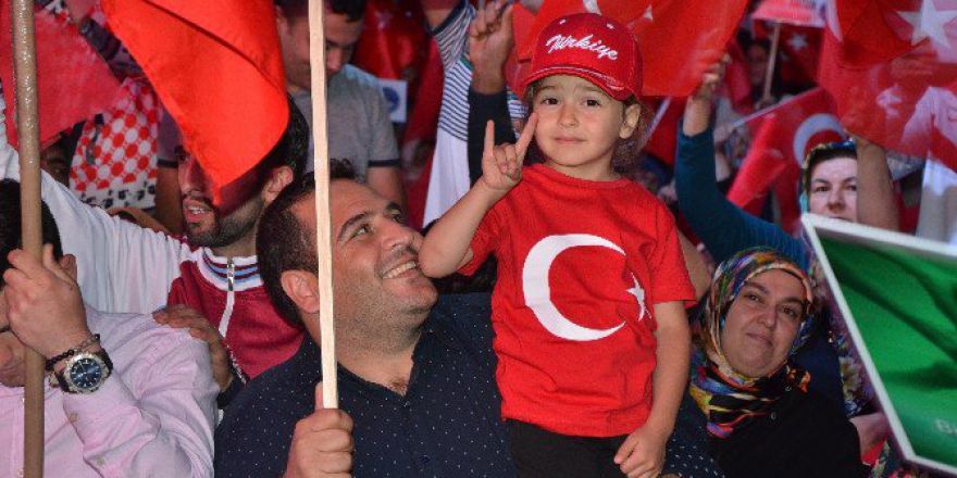 Eskişehir Darbe Girişiminin 7. Gecesinde Nöbete Devam Ediyor