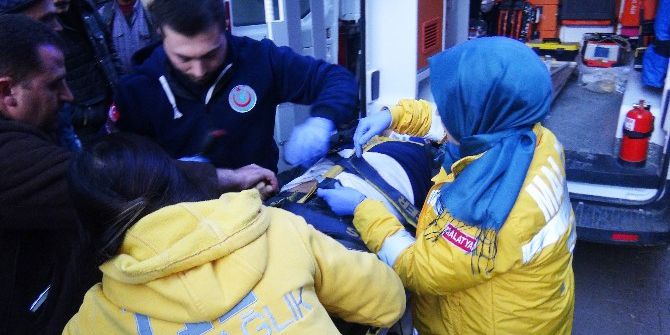 - 6 Katlı Binanın Çatısından Düşen Genç Hayatını Kaybetti