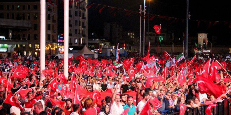 İstanbullular’ın Demokrasi Nöbeti Devam Ediyor
