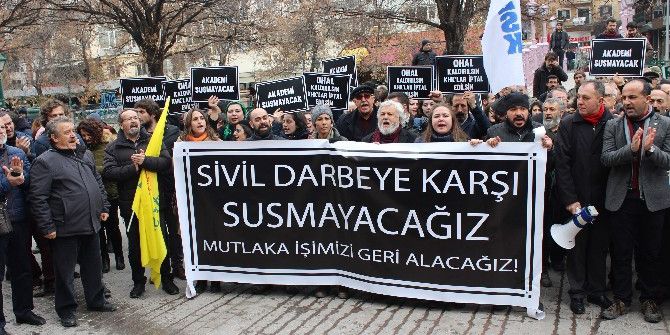 Eskişehir’de İhraç Edilen Akademisyenler Eylem Yaptı