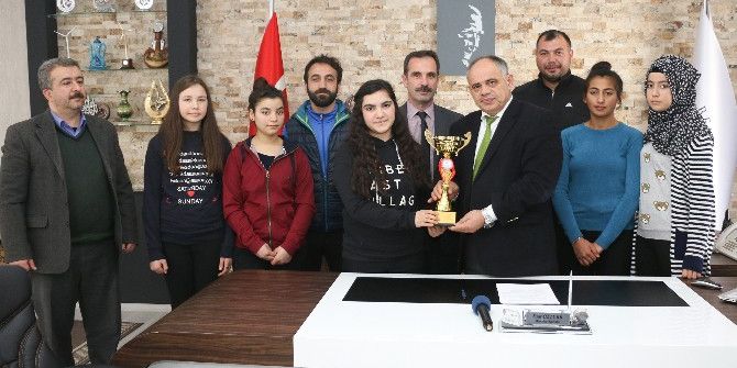 Bayan Badminton Takımından Başkan Öztürk’e Ziyaret