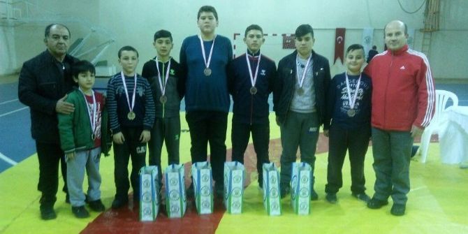 Burhaniyeli Güreşçiler 7 Madalya İle Döndü