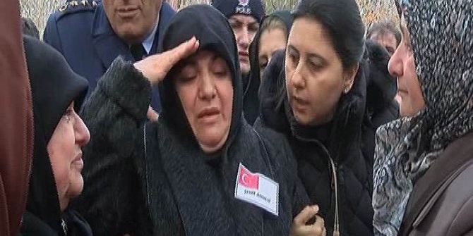 Şehit Üsteğmeni Annesi Asker Selamıyla Uğurladı